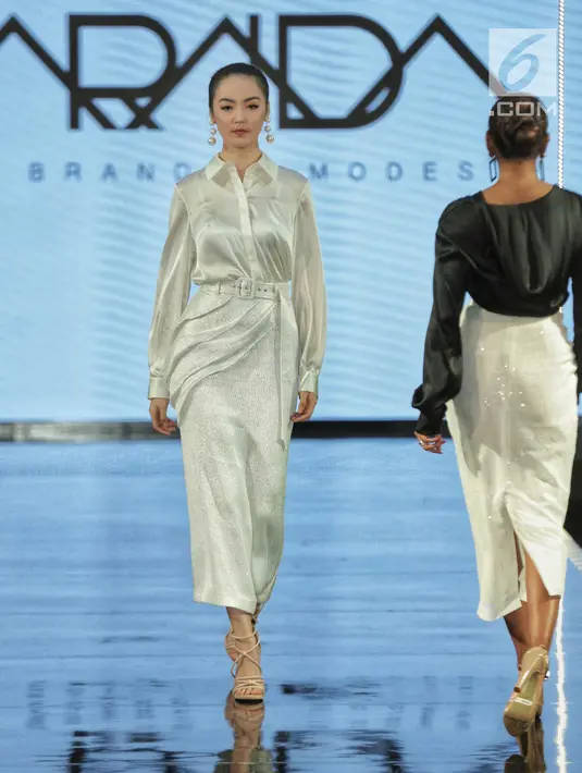 Model mengenakan busana desainer Araida dari Rusia dalam Jakarta Modest Fashion Week di Gandaria City, Jakarta, Kamis (26/7). Indonesia turut serta ambil bagian yang diikuti oleh 26 desainer. (Liputan6.com/Faizal Fanani)
