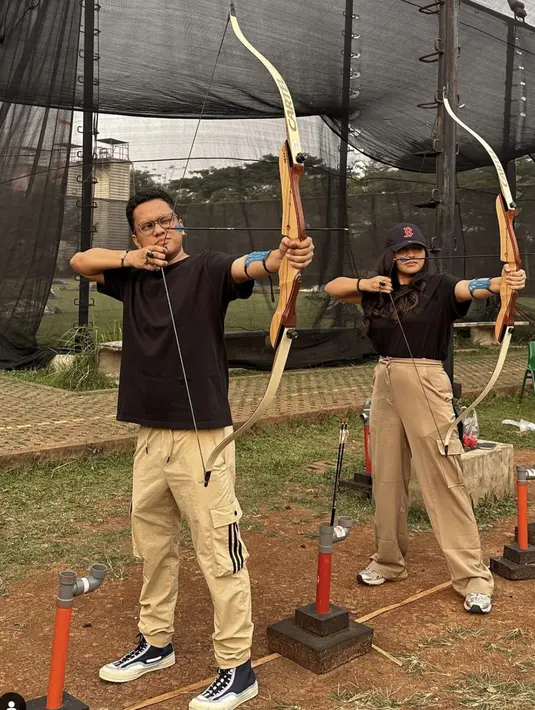 <p>Keduanya juga tampak kompak dalam balutan busana hitam dan celana cargo. [Foto: Instagram/ Tiara Pangestika]</p>