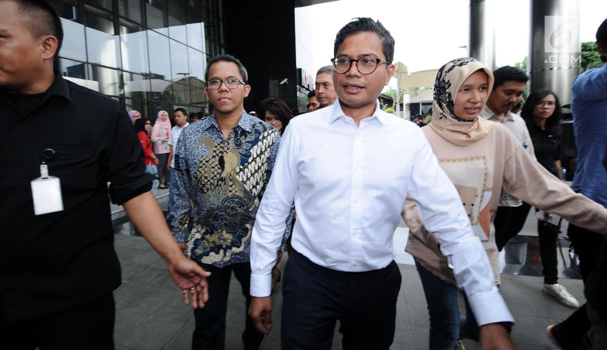 <p>Dirut Garuda Indonesia, Pahala N. Mansury (kemeja putih) keluar dari gedung KPK, Jakarta, Senin (11/9). Dalam konsultasi tersebut, Pahala berharap bisa memperbaiki kebijakan di Garuda Indonesia. (Liputan6.com/Helmi Fithriansyah)</p>