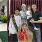 Zio anak Tommy Kurniawan dan King Faaz anak Fairuz A. Rafiq, dua anak artis yang dibekali ilmu agama sejak dini. (sumber: Instagram/tommykurniawann/fairuzarafiq)
