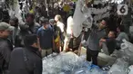 Pengunjung berdesakan pada salah satu kios di Pasar Ikan hias Parung, Bogor, Senin (27/7/2020). Pasar ikan hias yang buka pada setiap hari Senin, Kamis, dan Sabtu ini sama sekali tidak menerapkan  protokol kesatan guna mencegah penyebaran covid-19. (merdeka.com/Arie Basuki)