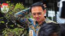Mantan Komisaris Utama PT Pertamina (Persero), Basuki Tjahaja Purnama atau Ahok berjalan usai menjalani pemeriksaan di Gedung Merah Putih Komisi Pemberantasan Korupsi (KPK), Jakarta, Kamis (9/1/2025). (Liputan6.com/Angga Yuniar)