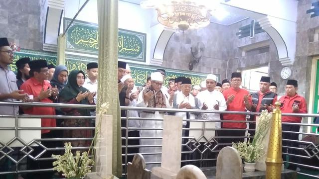 Calon wakil presiden nomer urut 1 Ma'ruf Amin berziarah ke Makam Keramat Empang, Habib Abdullah bin Muhsin Al Athos di Kota Bogor, Jawa Barat.