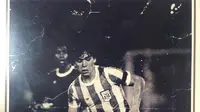 Diego Maradona saat menghadapi Timnas Indonesia U-20 pada Piala Dunia U-20 1979. (Bola.com/Permana Kusumadijaya)