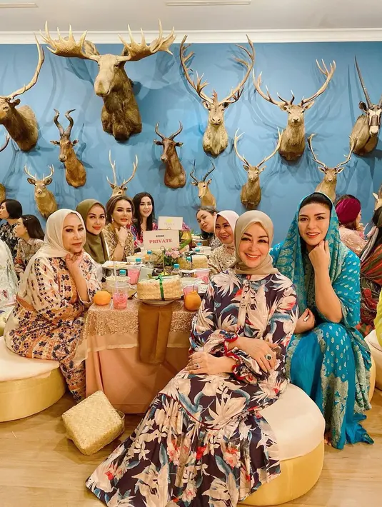 Tidak hanya sekedar buka bersama, acara ini juga seperti reuni artis tahun 1990-an. Seperti diketahui, para artis yang hadir merupakan artis yang sangat populer era 90-an. [Instagram/chintamiatmanagara]