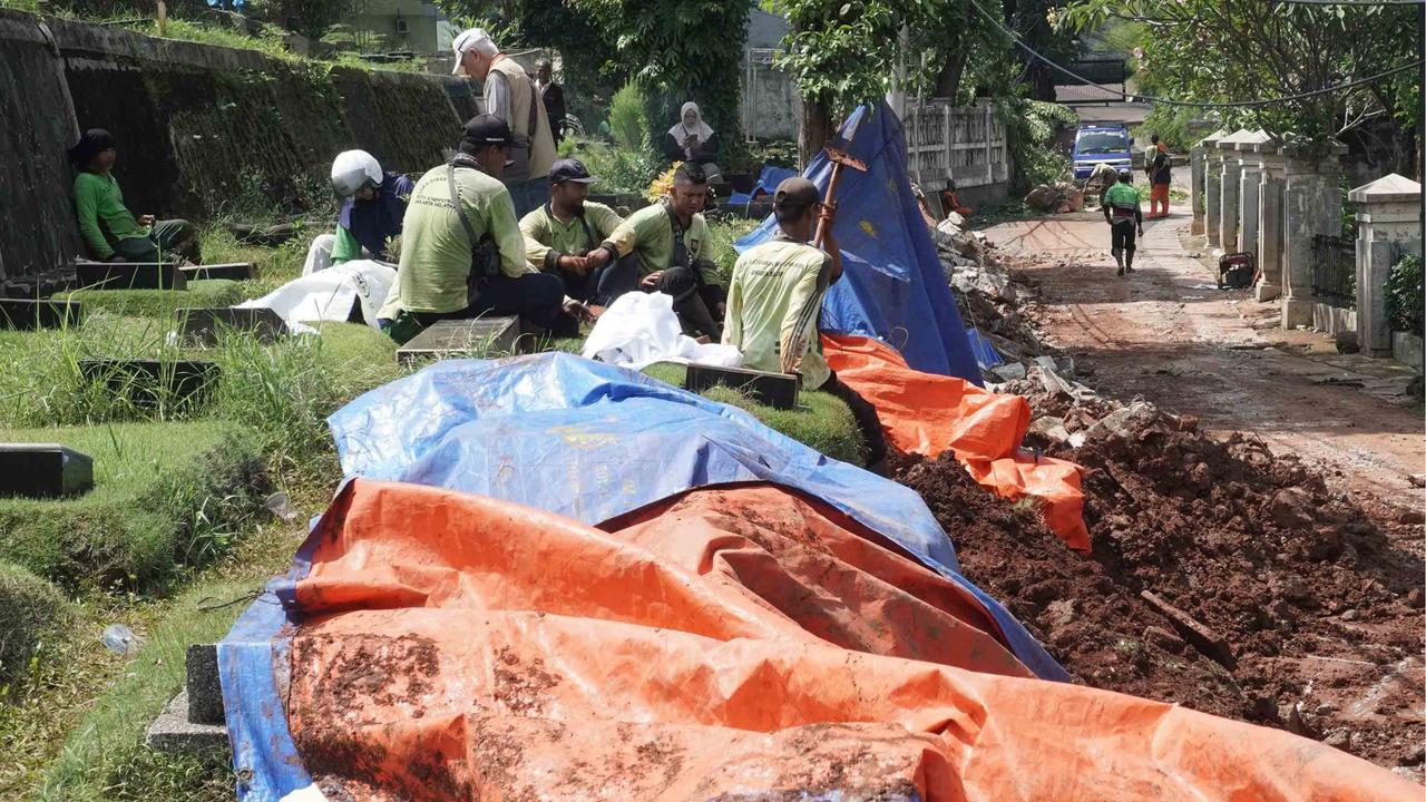 FOTO: Perbaikan Tembok Roboh di TPU Jeruk Purut
