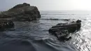 Tumpahan minyak menutupi pantai di pantai Cavero di Ventanilla, Callao, Peru, Senin (17/1/2022). Otoritas setempat dan pekerja kilang La Pampilla membersihkan tumpahan minyak yang terjadi akibat gelombang tsunami yang dipicu letusan gunung api bawah laut di Tonga.  (AP Photo/Martin Mejia)