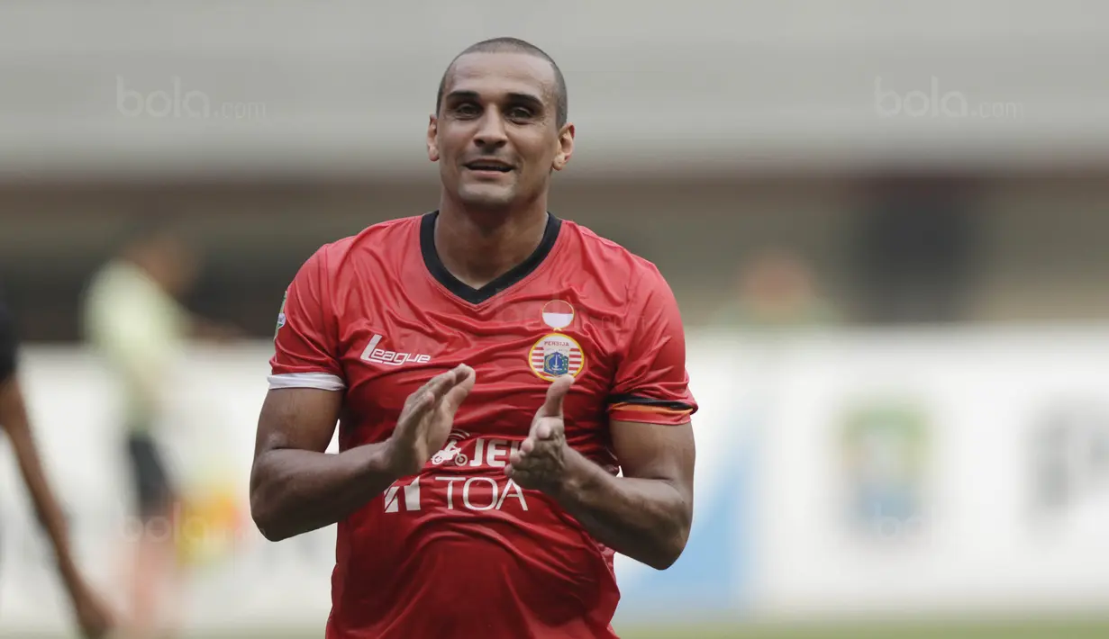 Striker Persija, Bruno Lopes, melakukan selebrasi usai mencetak gol ke gawang Persegres pada laga Liga 1 Indonesia di Stadion Patriot, Bekasi, Sabtu (14/10/2017). Persija menang 5-0 atas Persegres. (Bola.com/M Iqbal Ichsan)