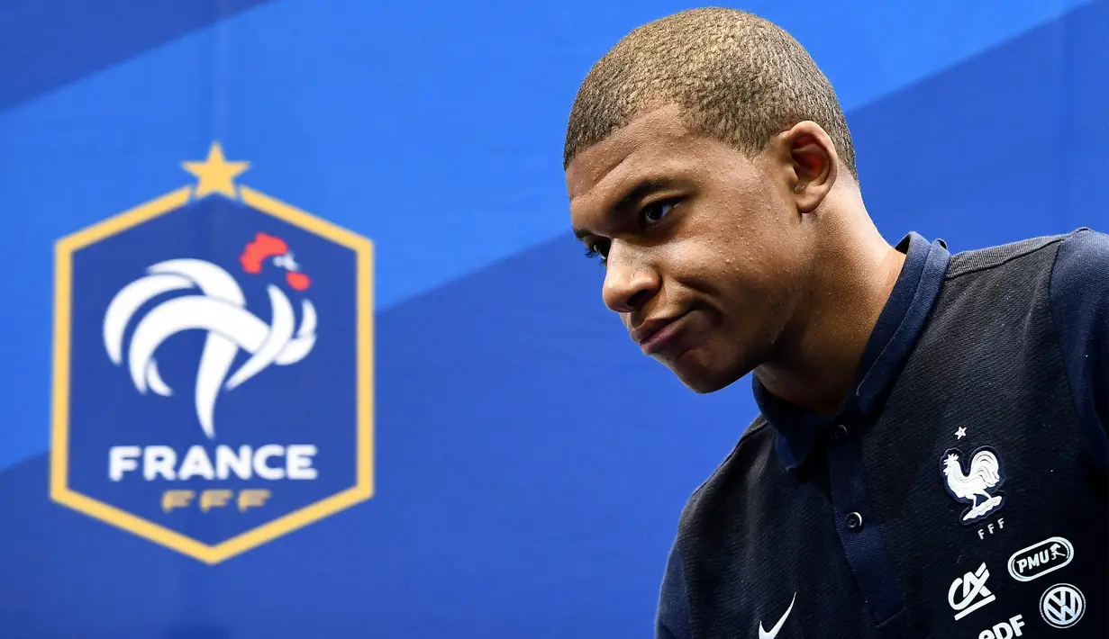 Striker AS Monaco, Kylian Mbappe, saat menghadiri jumpa pers usai berlatih bersama Timnas Prancis di Clairefontaine, Yvelines, Selasa (30/5/2017). (AFP/Franck Fife)