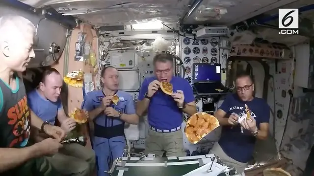 VIDEO: Piza Melayang, Cara Unik Para Astronot Memasak di Luar Angkasa