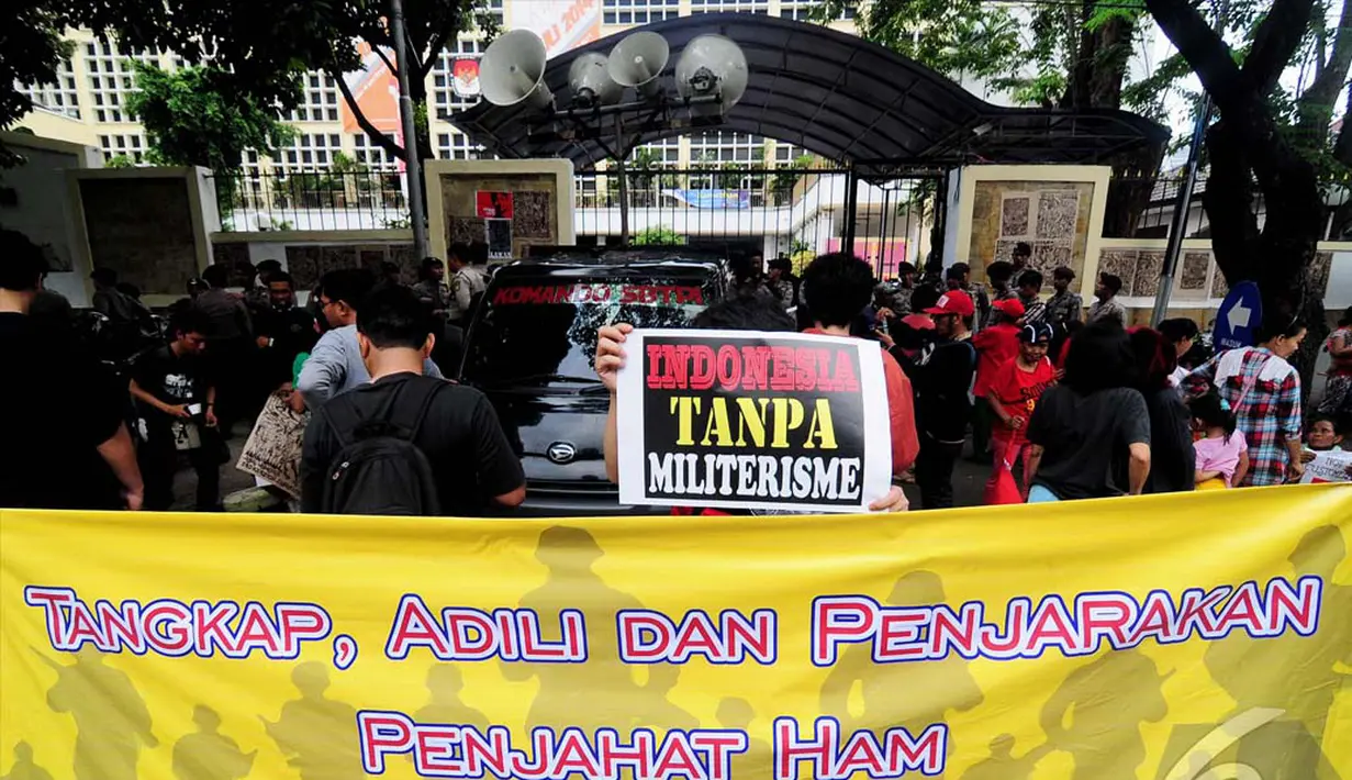 Sebuah spanduk dibentangkan yang isinya menuntut para pelanggar HAM untuk segera ditangkap dan diadili, Jakarta, Senin (7/7/2014) (Liputan6.com/Faizal Fanani) 