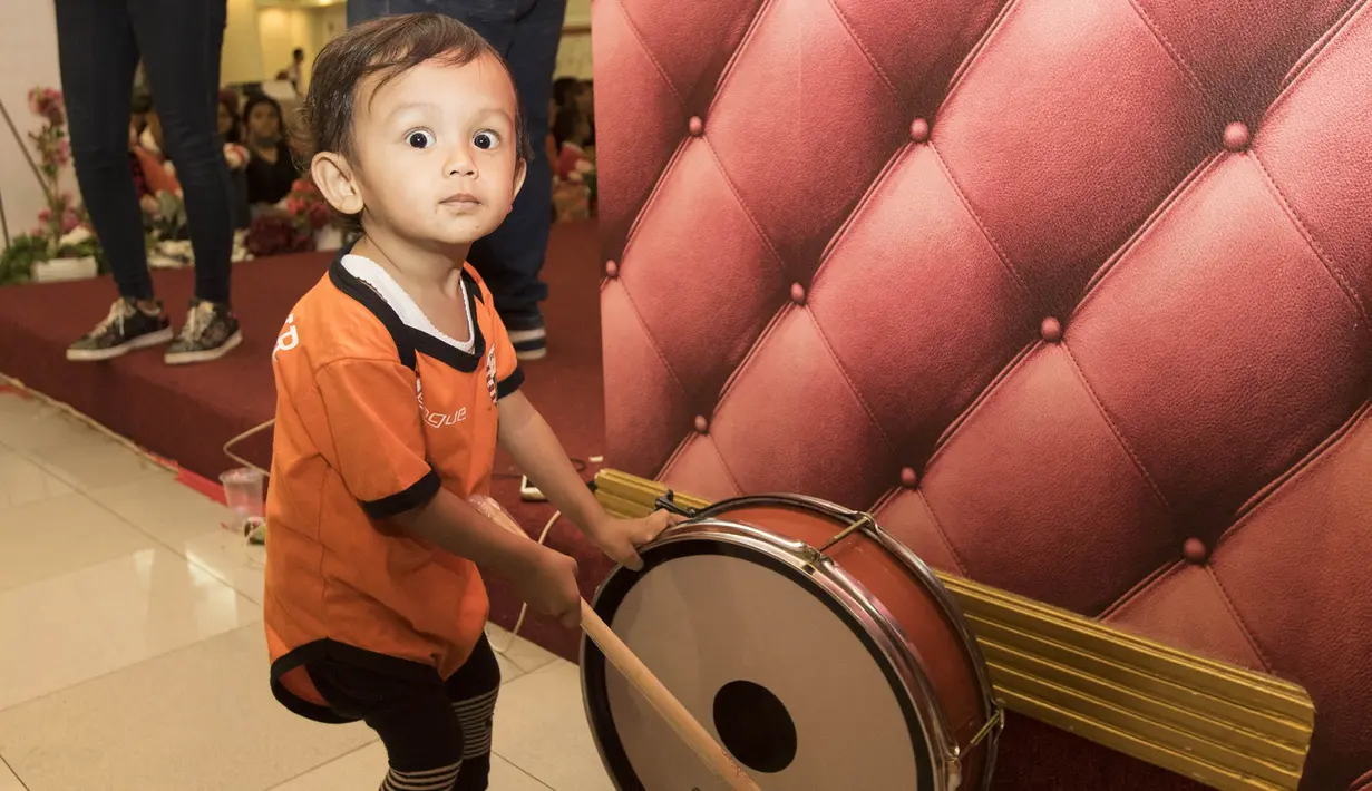 Seorang anak dari Jakmania memainkan drum pada perayaan ulang tahun Persija di Hotel Royal Regal, Jakarta, Sabtu (28/11/2015). (Bola.com/Vitalis Yogi Trisna)