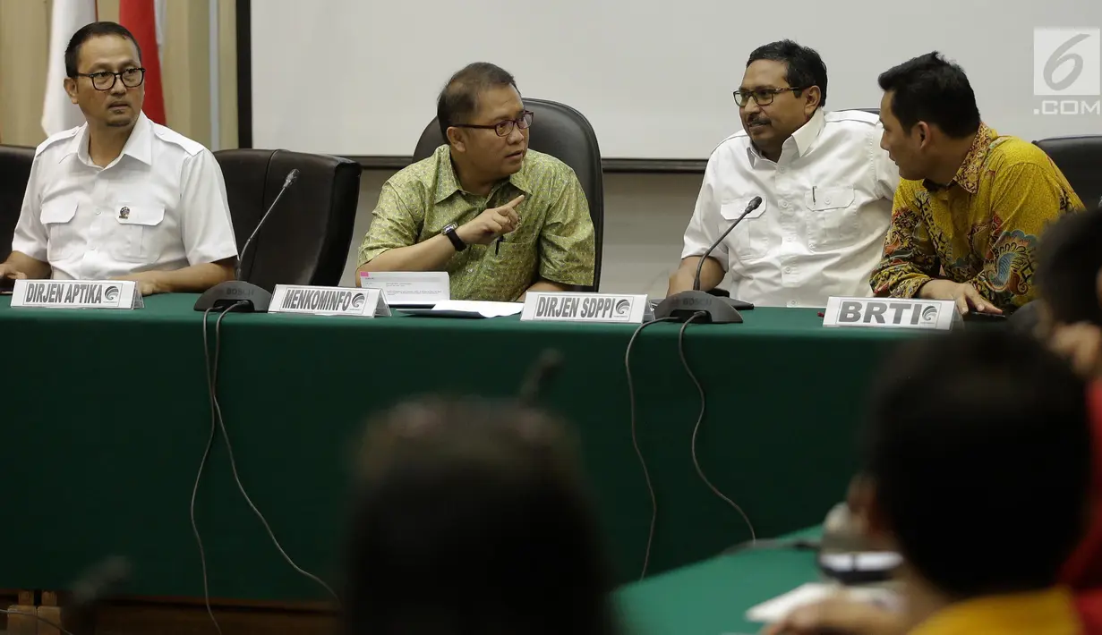 Menkominfo Rudiantara menjelaskan Laporan Persiapan Mudik 2017 di gedung Kemkominfo, Jakarta, Senin (19/6). Pemerintah menyiapakan pemancar Base Transceiver Station (BTS) mobile di titik rawan macet selama mudik lebaran. (Liputan6.com/Faizal Fanani)