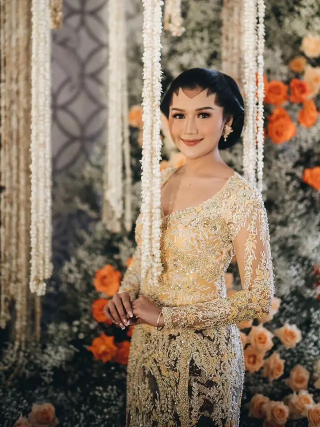 Erina Gudono jalani prosesi dulang pungkasan. (Foto: Michael Omar Liman dari Instagram @erinagudono)