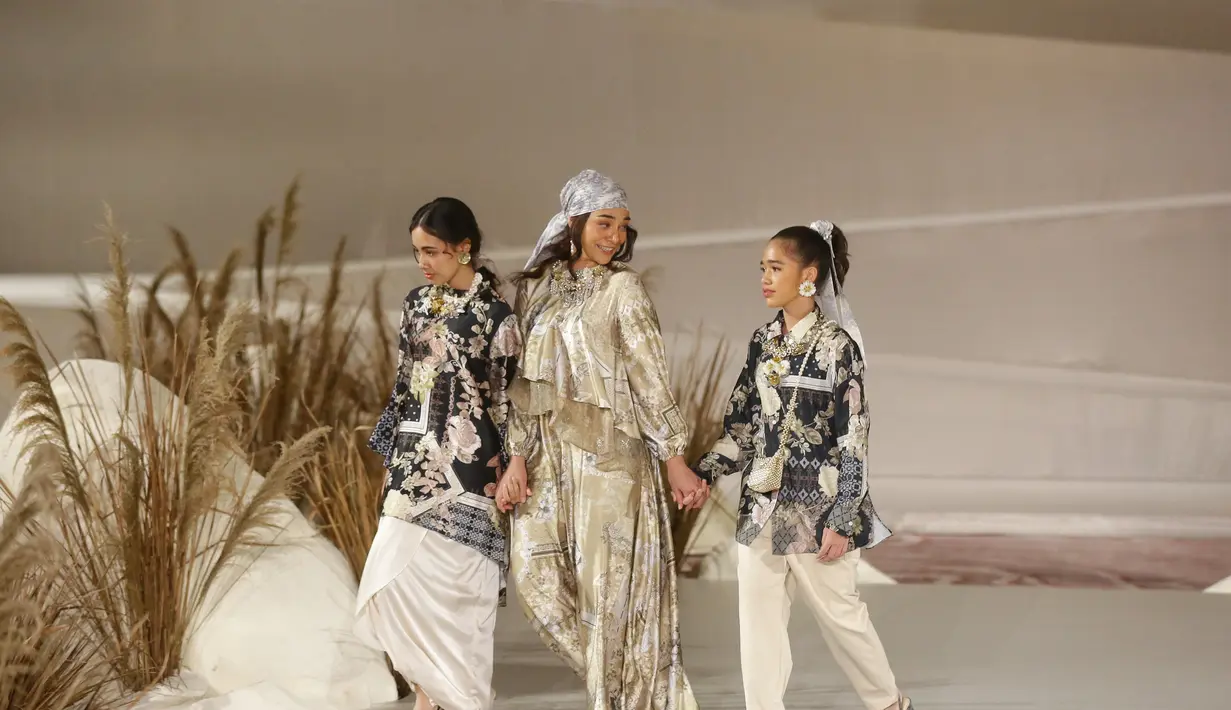 Melihat koleksi busana Lebaran dari Klamby yang menggunakan tenun Sumatera