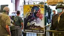 Pengunjung melewati poster Perang Dunia II yang diadaptasi untuk perjuangan melawan COVID-19 di Museum of American Armor di Plainview, New York, 15 Agustus 2020. Pameran poster Perang Dunia II yang kini diadaptasi itu untuk mengingatkan pengunjung agar waspada terhadap COVID-19. (Xinhua/Wang Ying)