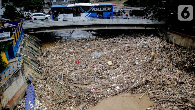 Tumpukan sampah kayu dan bambu yang tersangkut di Pintu Air Manggarai, Jakarta, Rabu (9/10/2019). Sampah tersebut merupakan kiriman dari Bogor usai diguyur hujan deras tadi malam. (Liputan6.com/Faizal Fanani)