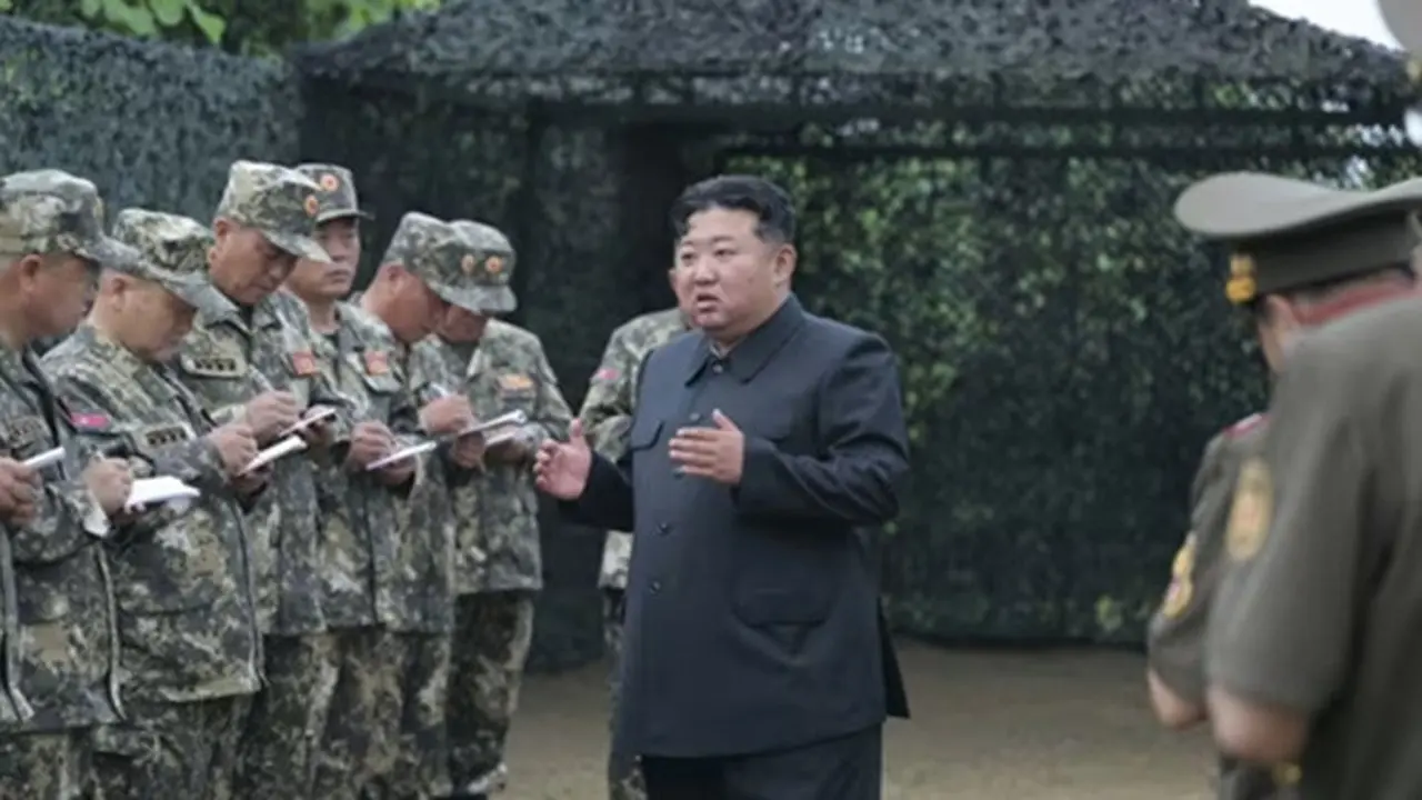 Dalam foto yang diambil pada 23 Juli 2025 dan dirilis keesokan harinya oleh Kantor Berita Pusat Korea (KCNA), Kim Jong Un memberikan instruksi kepada para prajurit saat lomba tembak-menembak antar sub-unit artileri Tentara Rakyat Korea.