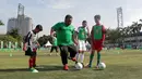 Coach Zaenal Abidin saat membagikan tips keeping bola kepada siswa Sekolah Dasar yang mengikuti ajang Milo Football Clinic Day, Minggu (30/10/2016) di Simprug. (Bola.com/Nicklas Hanoatubun)