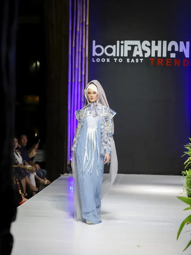 Busana Hijab Lebih Modis dengan Gaya Layering