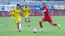 Pemain Persija Jakarta, Marko Simic berusaha melepaskan tendangan saat melawan Persik Kediri pada laga BRI Liga 1 2024/2025 di Stadion Pakansari, Kabupaten Bogor,  Minggu (1/12/2024) sore WIB. (Bola.com/M Iqbal Ichsan)