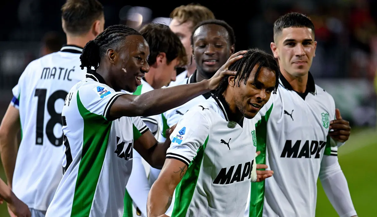 Para pemain Sassuolo merayakan gol yang dicetak oleh Armand Lauriente ke gawang Cagliari di Stadion Unipol Domus, Jumat (31/10/2025) dini hari WIB. (Gianluca Zuddas/LaPresse via AP)