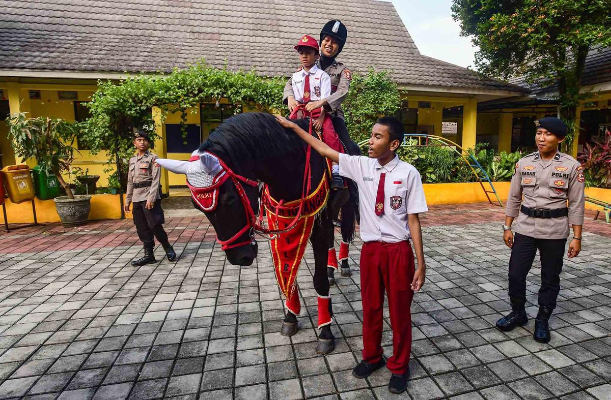 FOTO: Semangat Murid SLB Belajar Bersama Anjing K-9 Mabes Polri