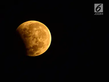 Gerhana bulan parsial (penumbra) terlihat di langit kota Semarang, Jawa Tengah, Selasa (8/8). Gerhana merupakan peristiwa ketika cahaya matahari terhalangi oleh Bumi sehingga tidak semuanya sampai ke bulan. (Liputan6.com/Gholib)