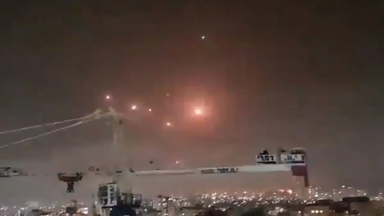 Iron Dome milik Israel menangkal serangan roket dari Hamas, Senin malam (10/5).