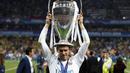 Penyerang Real Madrid, Gareth Bale, melakukan selebrasi angkat trofi usai menjuarai Liga Champions di Stadion NSC Olimpiyskiy, Kiev, Minggu (27/5/2018). Real Madrid menang 3-1 atas Liverpool. (AP/Pavel Golovkin)