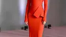 Kendall tampil dalam balutan gaun Fendi Couture semi-tipis berwarna merah, berlengan panjang, bergaya halterneck. [@kendalljenner]