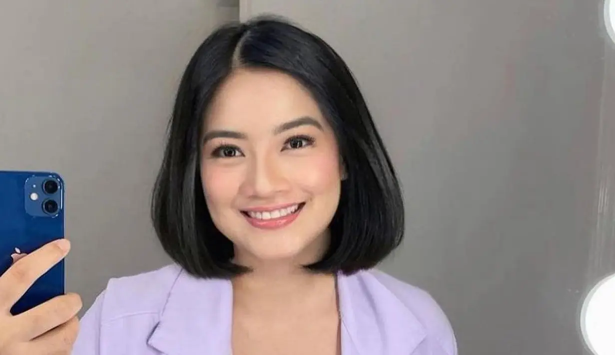 Awet mudanya Titi Kamal seperti immortal alias kekal. Apalagi saat ia mencoba potongan rambut bob sharp yang bikin jadi kayak anak SMA lagi. [@titi_kamall]