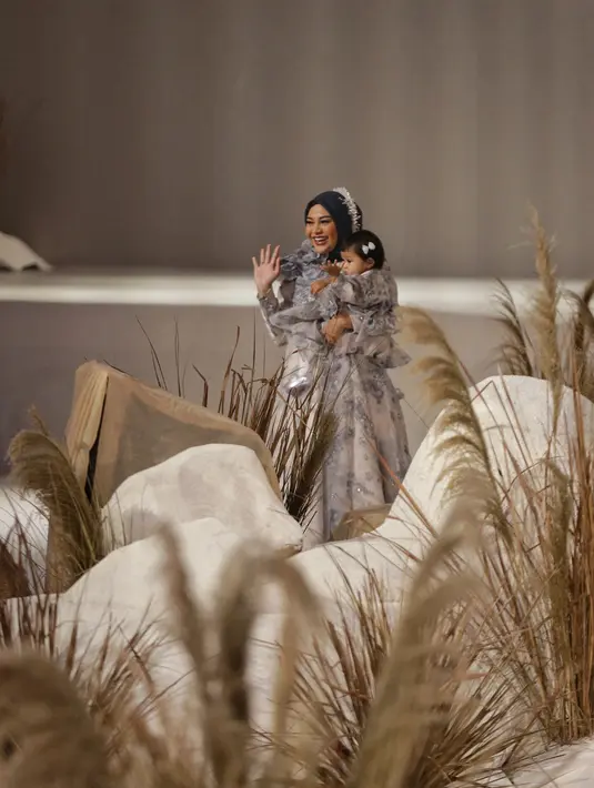 Penampilan ibu dan anak ini langsung mencuri perhatian penonton