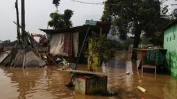 Suasana banjir yang melanda kawasan bantaran kali Cisadane, Tangerang, Jumat (26/4). Banjir kiriman setinggi 2 meter sempat melanda kawasan akibat curah hujan yang tinggi di bogor membuat derasnya air mengalir jauh sampai ke tempat ini. (Liputan6.com/Johan Tallo)