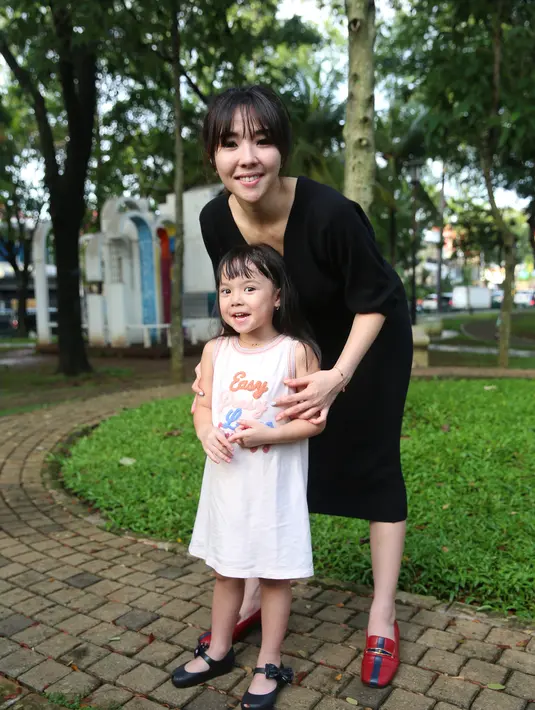 Gempita Nora Marten syuting video klip girl band anak-anak KAZUMI berjudul Nakal Ih di Taman Menteng Bintaro, Tangerang Selatan, Banten, Senin (3/2/2020). (Adrian Putra/Fimela.com)