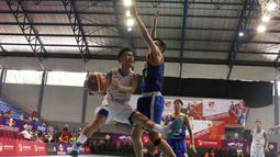 Pemain Satria Muda, Audy Bagastyo (kiri) mencoba melewati hadangan pemain Bimasakti pada laga IBL Reguler Season di Hall A Senayan, Jakarta, Senin (11/1/2016). Satria Muda menang 55-33. (Bola.com/Nicklas Hanoatubun)