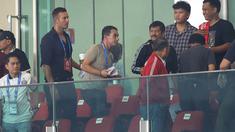 Pelatih Timnas Indonesia U-23, Gerald Vanenburg (tengah) tampak hadir bersama mantan pelatih Timnas Indonesia U-23, Indra Sjafri (kanan) dan pelatih kiper Timnas Indonesia, Sjoerd Woudenberg dalam laga lanjutan BRI Liga 1 2024/2025 antara Persija Jakarta melawan Persebaya Surabaya di Stadion Utama Gelora Bung Karno (SUGBK), Senayan, Jakarta, Sabtu (12/04/2025). (Bola.com/M Iqbal Ichsan)