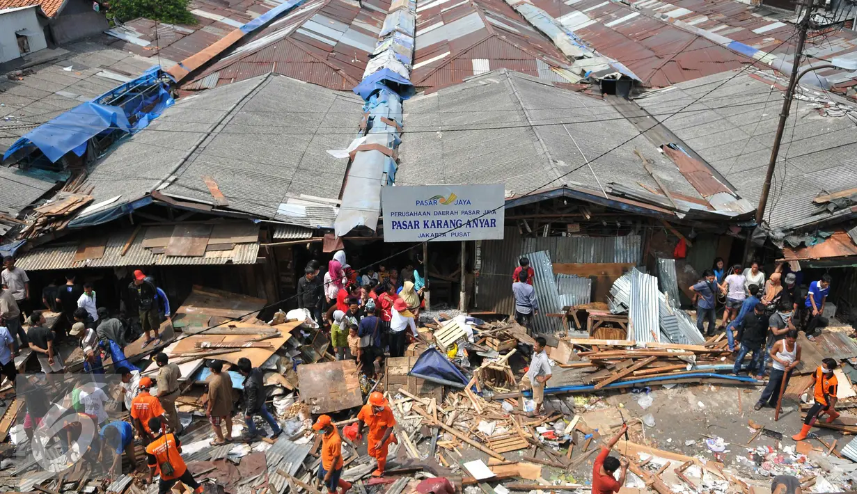Sejumlah petugas saat membongkar Pasar Karang Anyar, Jakarta Pusat, Rabu (16/9/2015). Pemprov DKI beralasan pembongkaran dilakukan karena para pedagang berjualan di atas saluran air. (Liputan6.com/Gempur M Surya)