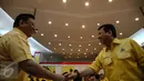 Ketum Partai Golkar Setya Novanto (kanan) bersalaman dengan Ketua Dewan Pakar Golkar Agung Laksono saat Musda di Jakarta, (19/6).  Golkar juga mendukung Ahok untuk pemilihan ketua DPD Partai Golkar DKI Jakarta. Liputan6.com/Faizal Fanani)