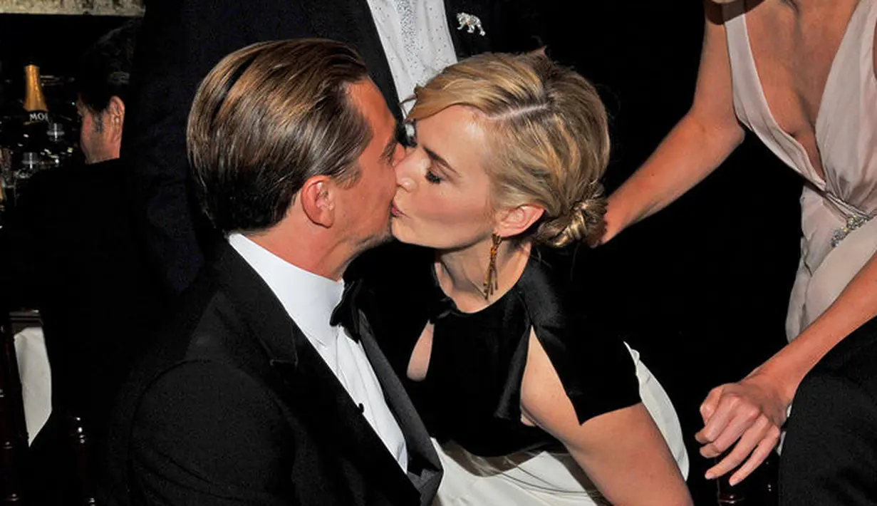 Kate Winslet memberikan ciuman untuk Leo saat Golden Globes 2012. (NBC)
