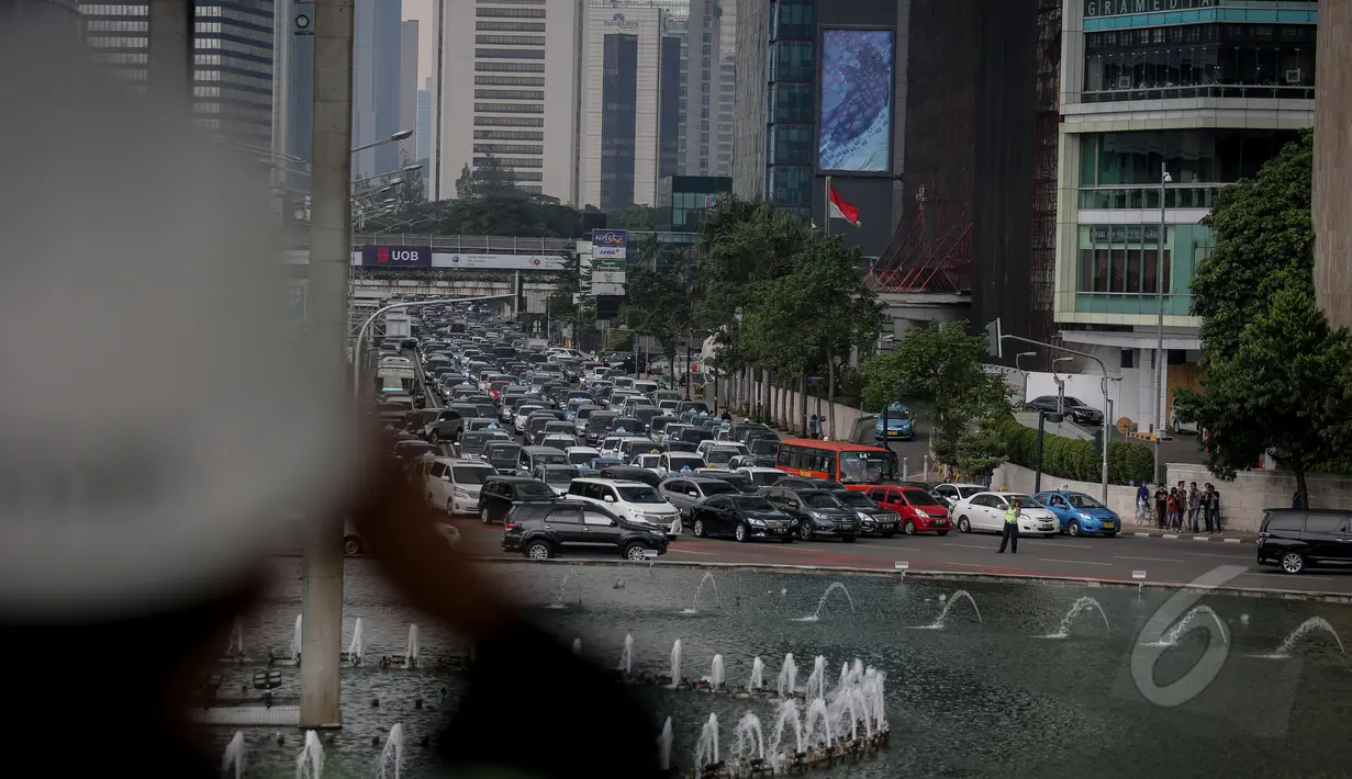 Kemacetan terjadi di kawasan jalan MH Thamrin, Jakarta, Kamis (14/5/2015). Warga Jakarta dan sekitarnya memanfaatkan liburan panjang akhir pekan dengan memadati pusat-pusat perbelanjaan. (Liputan6.com/Faizal Fanani)