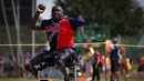 Seorang prajurit dari United Kingdom saat unjuk kebolehan melempar peluru di Olimpiade Invictus di Orlando, Florida, AS (10/5). Sejumlah prajurit yang kehilangan anggota tubuhnya bersaing dalam Olimpiade Invictus di Florida. (REUTERS / Carlo Allegri)