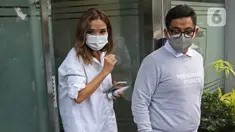 Artis Gisella Anastasia atau Gisel (kiri) usai memenuhi panggilan polisi terkait kasus penyebaran video syur mirip dirinya di Mapolda Metro Jaya, Jakarta, Selasa (17/11/2020). Gisel hadir untuk memberi keterangan terkait video yang ramai diperbincangkan oleh netizen. (Liputan6.com/ Herman Zakharia)