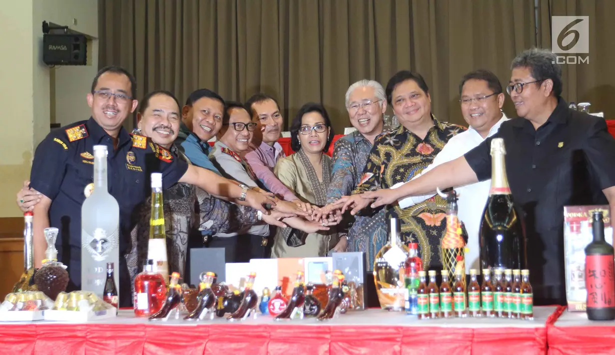 Menteri Keuangan Sri mulyani bersama sejumlah menteri lainnya dan Kapolri Jedral Tito Karnavian berfoto bersama saat pemusnahan barang bukti hasil sitaan di Bea dan Cukai, Jakarta, Kamis (15/2). (Liputan6.com/Anggan Yuniar)