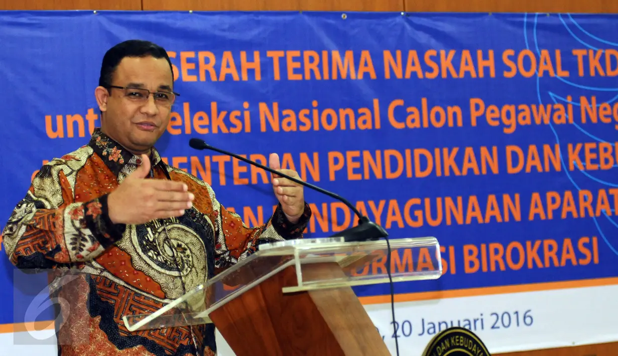Mendikbud, Anies Baswedan memberikan sambutan usai menyerahkan naskah soal Tes Kompetensi Dasar CPNS tahun 2016 kepada Menpan-RB, Yuddy Chrisnandi di Kemendikbud, Jakarta, Rabu (20/1/2016). 18.820 soal telah disusun. (Liputan6.com/Helmi Fithriansyah)
