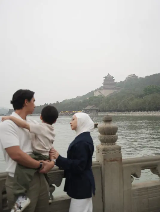 Pada momen lain saat berjalan bersama keluarga kecilnya, Nikita tampil anggun mengenakan blazer navy dengan inner putih dan celana putih tailored cut. Perpaduan warna navy dan putih memberi kesan polished sekaligus klasik, khas gaya perempuan old money yang understated namun tetap berkelas. [Dok/@nikitawillyofficial94].