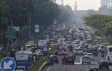 FOTO: Akhir Pekan, Jalanan Sekitar PRJ di JIExpo Keyoran Dikepung Kemacetan