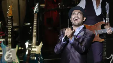 Penyanyi Glenn Fredly beraksi pada Konser Tanda Mata Glenn Fredly Untuk Ruth Sahanaya di Jakarta, Jumat (30/9). Konser ini dipersembahkan untuk 30 tahun Ruth Sahanaya berkarya. (Liputan6.com/Herman Zakharia)