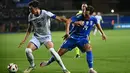 Italia coba menambah gol di babak kedua, tapi pertahanan Bosnia tampil solid. (Isabella BONOTTO / AFP)
