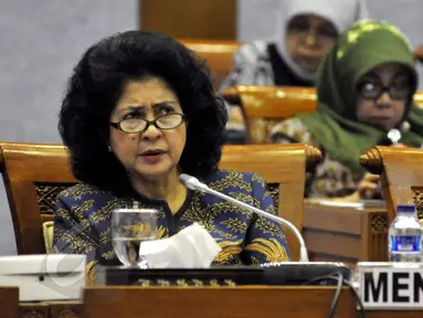 Menteri kesehatan, Nila F Moeloek menghadiri rapat kerja bersama komisi IX DPR RI, di Gedung Nusantara 1, Jakarta (1/6/2015). Rapat beragendakan laporan penyusunan roadmap menuju alokasi anggaran kesehatan 5 % dari APBN. (Liputan6.com/Andrian M Tunay)